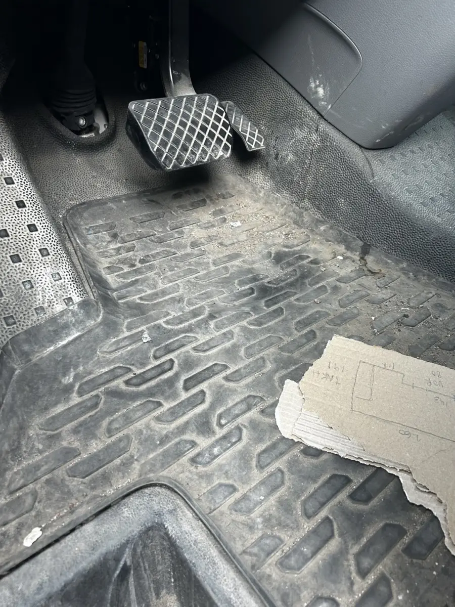 Før: gulvmatte på førersiden med sand og skitt